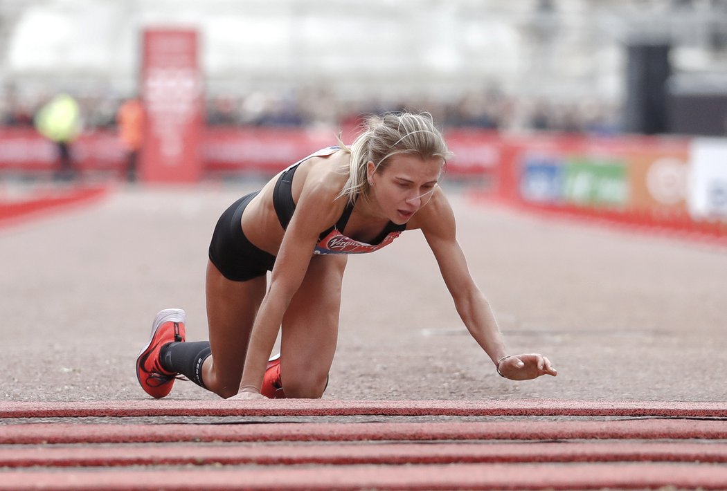 Heyley Carruthersová a její cílová rovinka při maratonu v Londýně