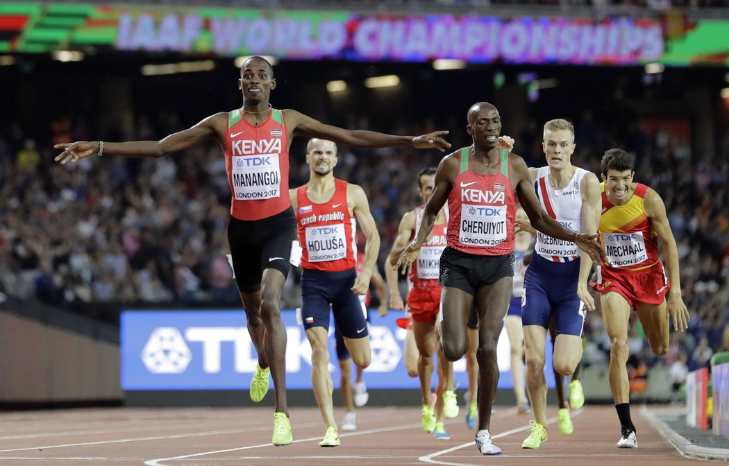 Dvojnásobný triumf slavili Keňané, vyhrál lídr letošních tabulek Elijah Manangoi v čase 3:33,61 před Timothym Cheruiyotem.