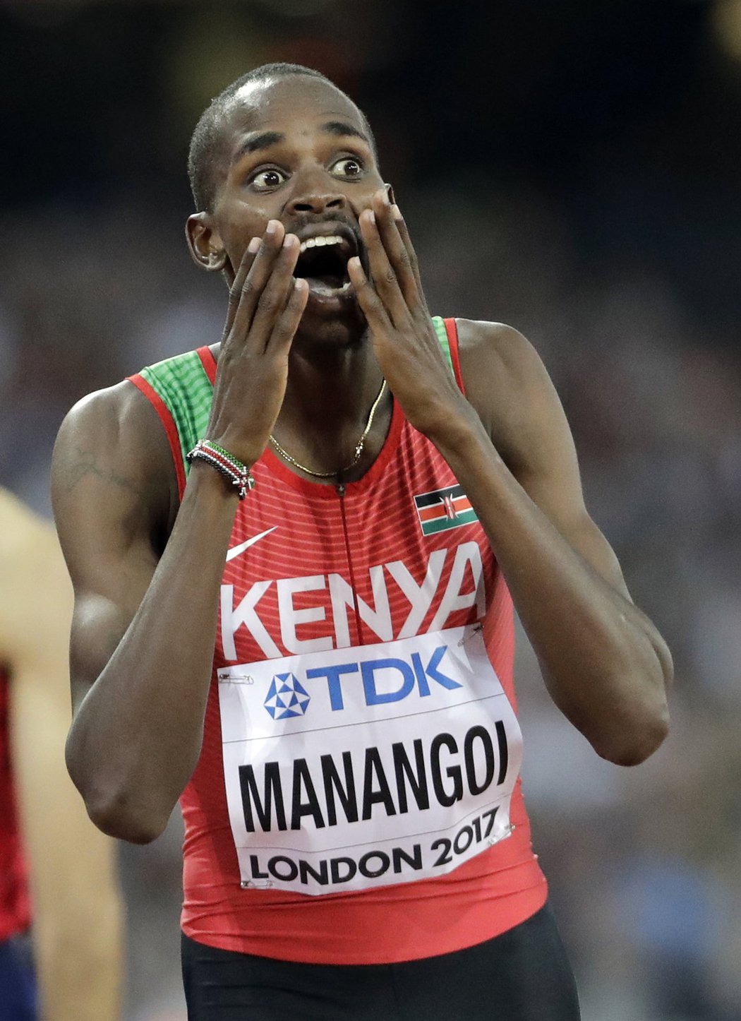 Elijah Motonei Manangoi se raduje v cíli ze zlaté medaile