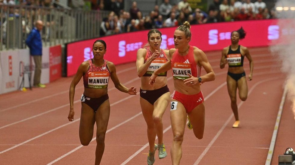 Lurdes Gloria Manuel (vlevo) zaběhla v Ostravě halový osobní rekord