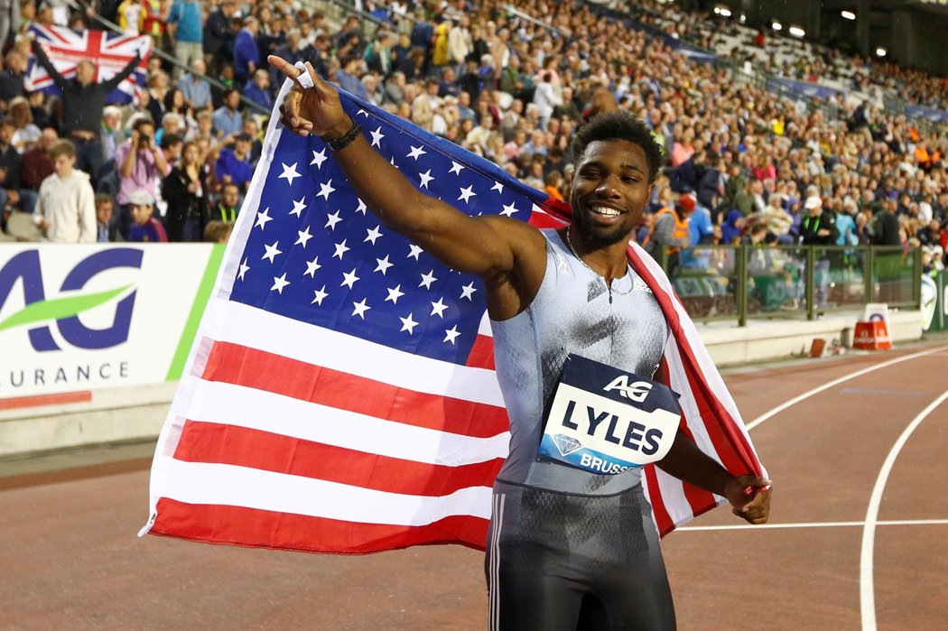 Americký sprinter Noah Lyles se raduje z výhry na Diamantové lize v Bruselu ze závodu na 200 metrů