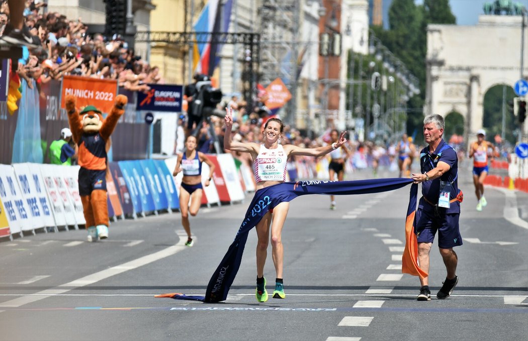 Aleksandra Lisowská slaví prvenství na mistrovství Evropy, když zaběhla nejlepší maratonský čas ze všech závodnic