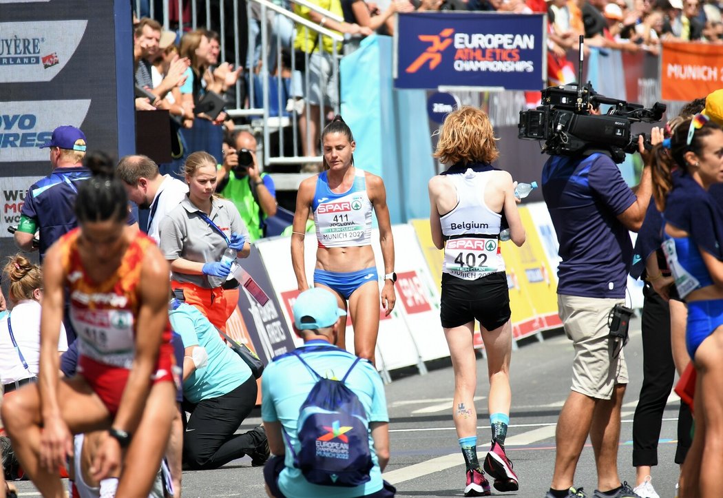 Češka Marcela Joglová v cíli ženského maratonu na mistrovství Evropy v Mnichově