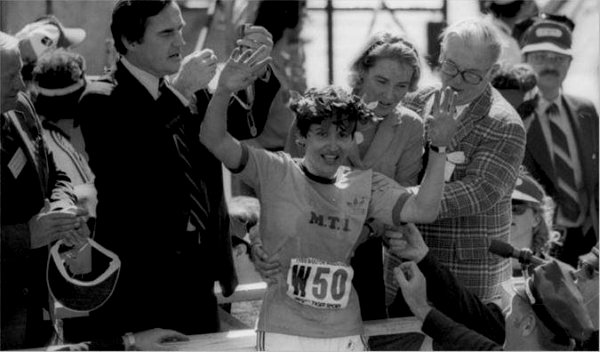 Osm dnů trvalo pořadatelům bostonského maratonu, než odebralo titul podvodnici Rosie Ruizové