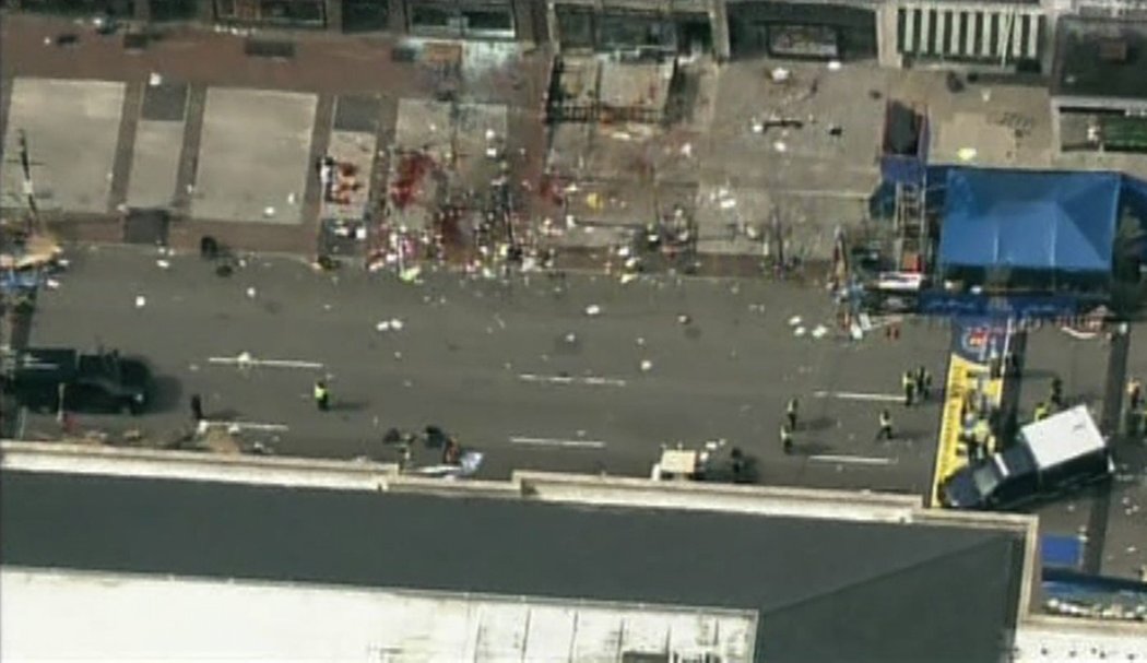 V cíli maratonu v americkém Bostonu dnes došlo ke dvěma silným explozím, počet zraněných či případných obětí není znám. Podle CNN k výbuchům došlo tři hodiny poté, co cílovou páskou proběhl vítěz. Bostonská policie výbuch potvrdila.