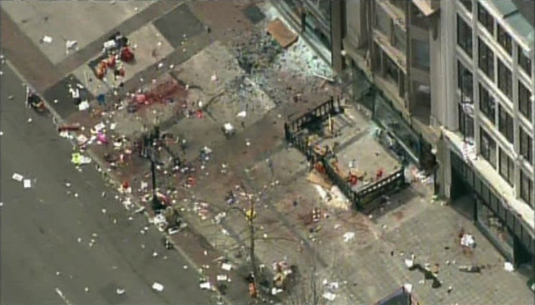 V cíli maratonu v americkém Bostonu dnes došlo ke dvěma silným explozím, počet zraněných či případných obětí není znám. Podle CNN k výbuchům došlo tři hodiny poté, co cílovou páskou proběhl vítěz. Bostonská policie výbuch potvrdila.
