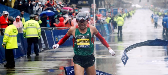 Bostonský maraton v deštivém a chladném počasí vyhráli Američanka Desiree Lindenová a Japonec Juki Kawauči