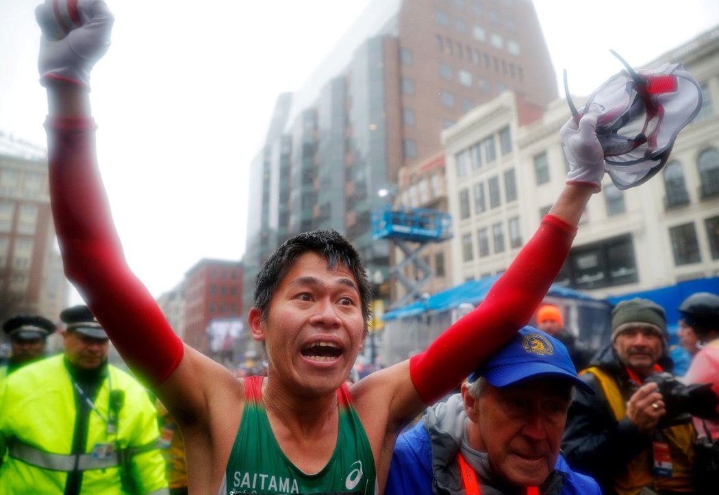 Bostonský maraton v deštivém a chladném počasí vyhráli Američanka Desiree Lindenová a Japonec Juki Kawauči