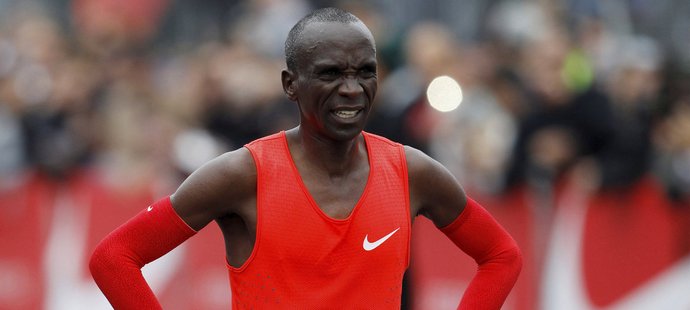 Keňan Eliud Kipchoge v cíli maratonu v Monze. Magickou hranici dvou hodin nepokořil jen o 25 vteřin.