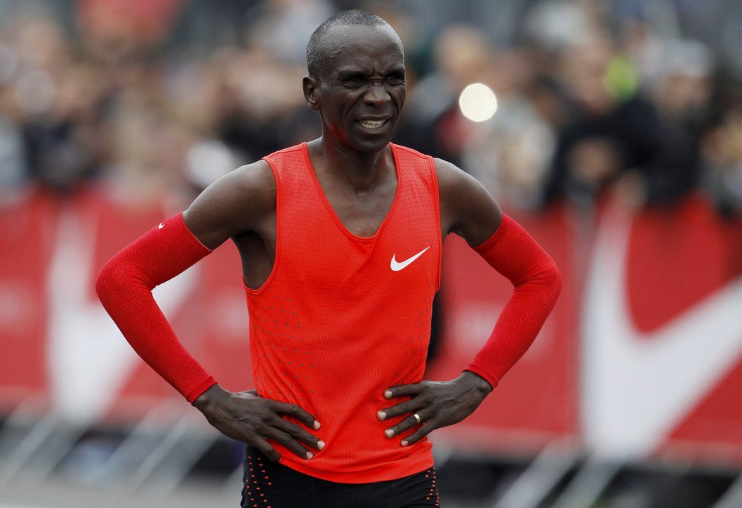 Keňan Eliud Kipchoge v cíli maratonu v Monze. Magickou hranici dvou hodin nepokořil jen o 25 vteřin.