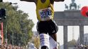 Haile Gebrselassie překonává světový rekord v maratonu.