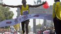 Haile Gebrselassie na cílové pásce v Berlíně.
