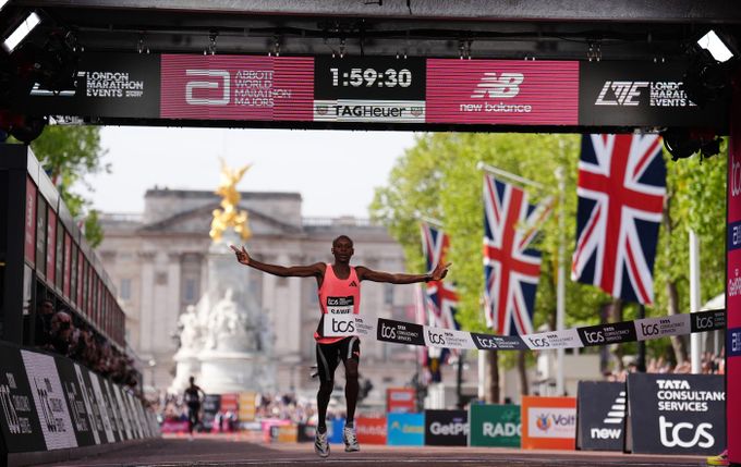 Bájná meta padla! Keňan Sawe jako první běžec v historii uběhl maraton pod dvě hodiny Bájná meta padla! Keňan Sawe jako první běžec v historii uběhl maraton pod dvě hodiny