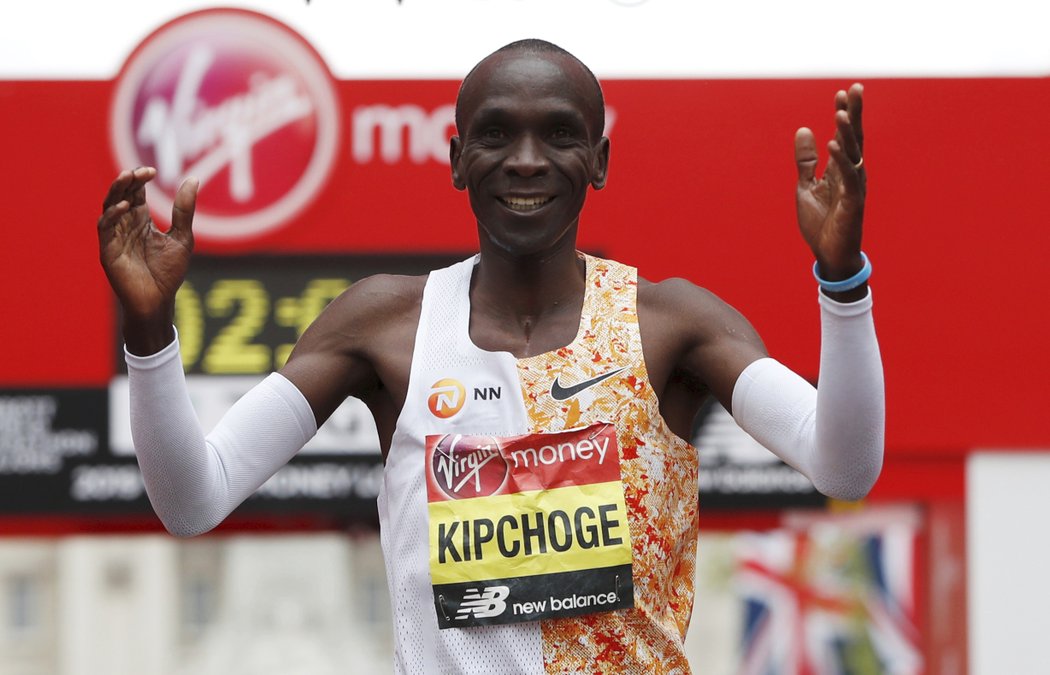 Eliud Kipchoge vyhrál londýnský maraton ve druhém nejlepším čase historie