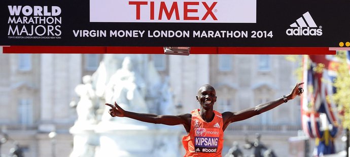 Wilson Kipsang z Keni se raduje z triumfu v Londýnském maratonu