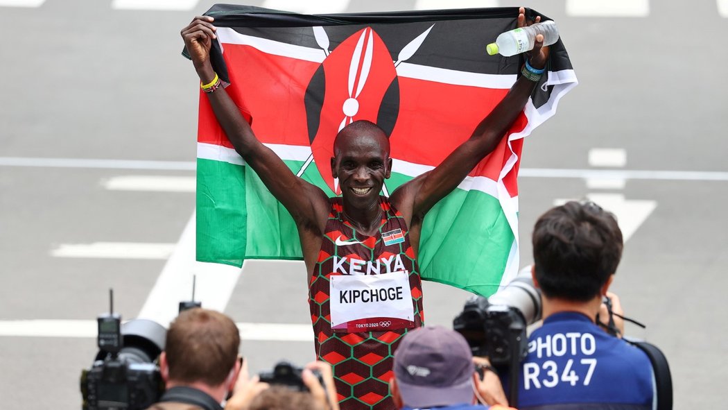 Světový rekordman Eliud Kipchoge z Keni na olympijských hrách suverénně obhájil vítězství v maratonu