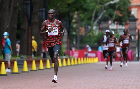 Světový rekordman Eliud Kipchoge z Keni na olympijských hrách suverénně obhájil vítězství v maratonu