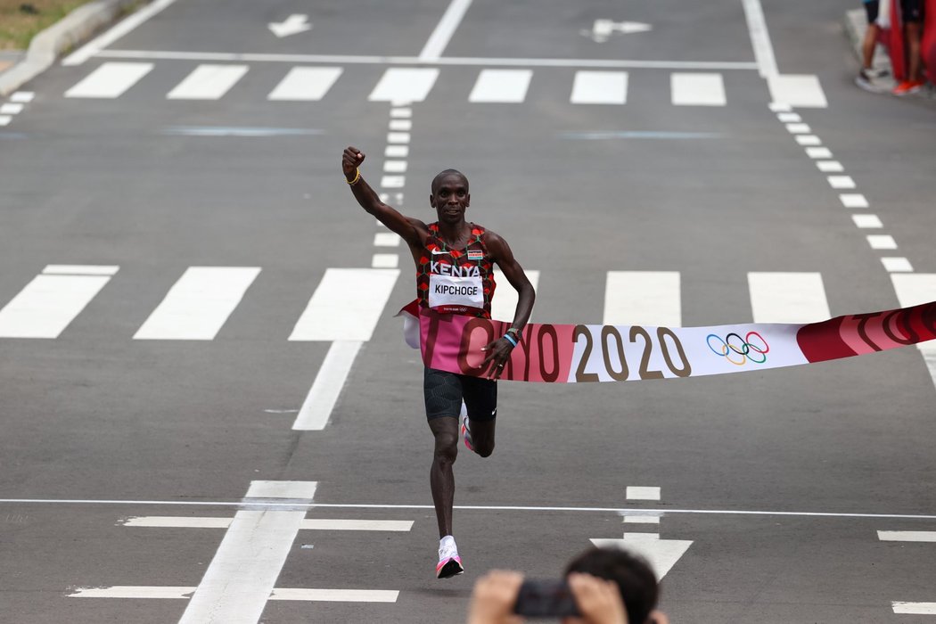 Světový rekordman Eliud Kipchoge z Keni na olympijských hrách suverénně obhájil vítězství v maratonu