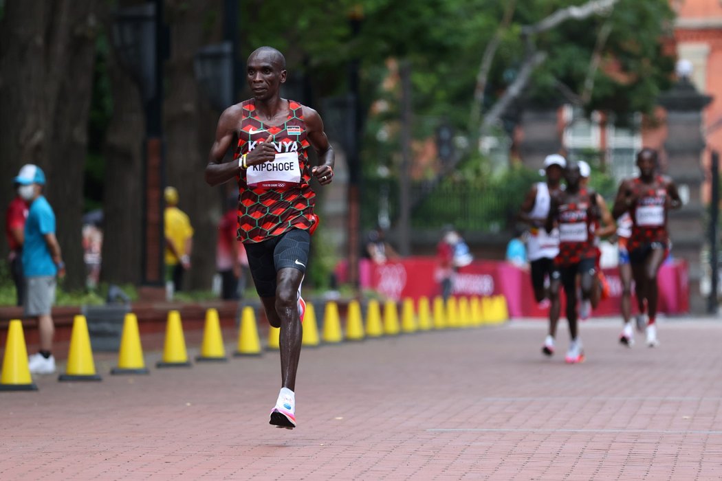 Světový rekordman Eliud Kipchoge z Keni na olympijských hrách suverénně obhájil vítězství v maratonu