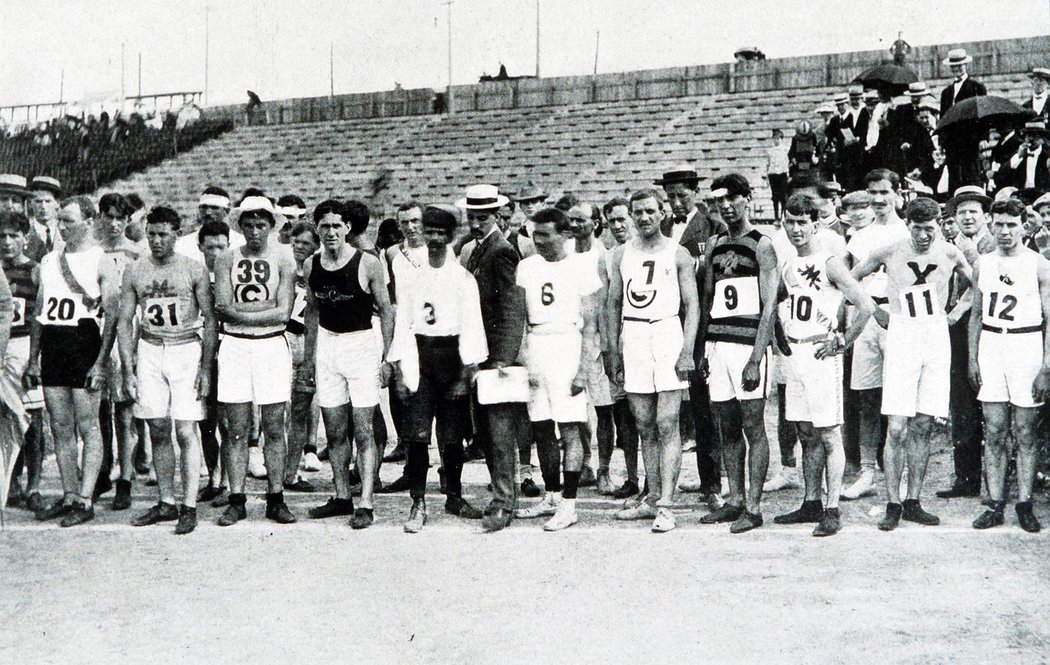 Pouze čtrnáct z 32 startujících se při olympijském maratonu v St. Louis dostalo do cíle