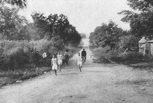 Momentka z maratonu na olympijských hrách v roce 1904