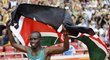 Samuel Kamau Wanjiru slaví vítězství v maratonu na olympijských hrách v Pekingu