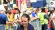 Maratonkyně Tereza Hrochová se na trati maratónu zastavila, po chvíli se zase rozběhla