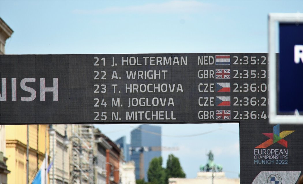 Maratonkyně Tereza Hrochová se na trati maratónu zastavila, po chvíli se zase rozběhla