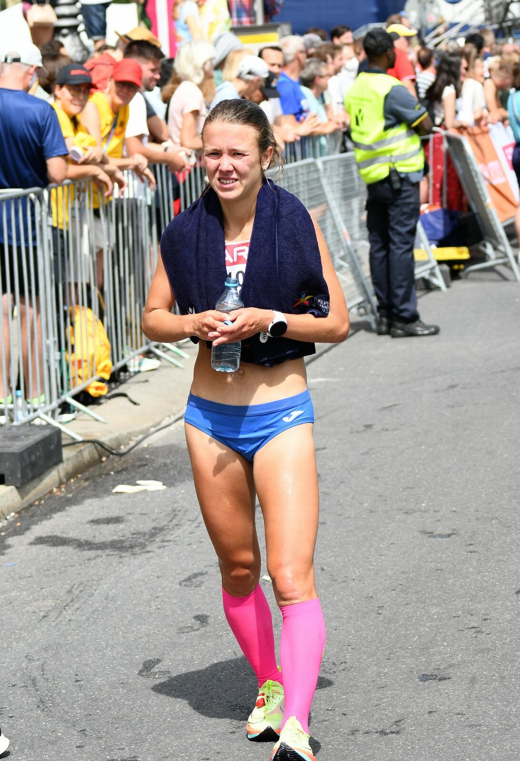 Maratonkyně Tereza Hrochová se na trati maratónu zastavila, po chvíli se zase rozběhla