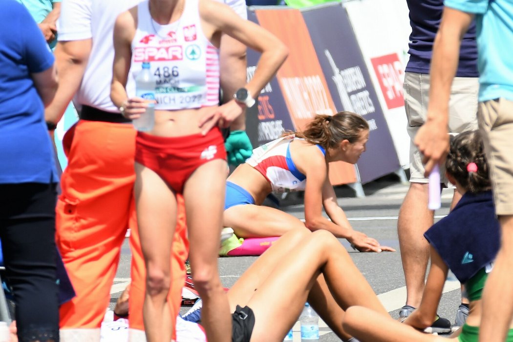 Maratonkyně Tereza Hrochová se na trati maratónu zastavila, po chvíli se zase rozběhla