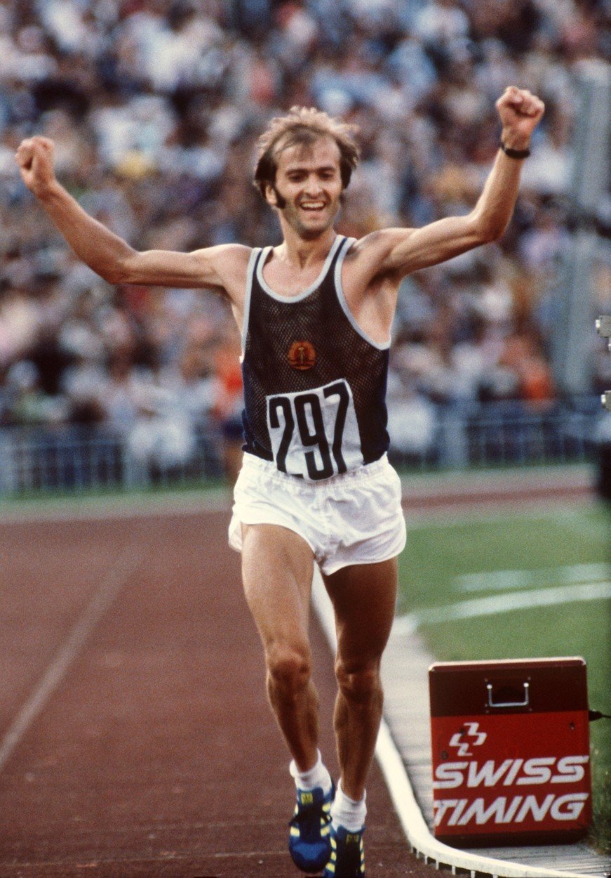 Waldemar Cierpinski se raduje v cíli olympijského maratonu na olympiádě v Moskvě 1980