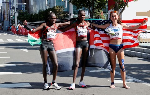 Medailistky z maratonu: zleva vítězka Peres Jepchirchirová, stříbrná Brigid Kosgeiová a bronzová Molly Seidelová