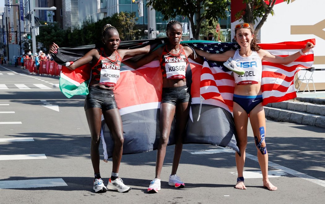 Medailistky z maratonu: zleva vítězka Peres Jepchirchirová, stříbrná Brigid Kosgeiová a bronzová Molly Seidelová