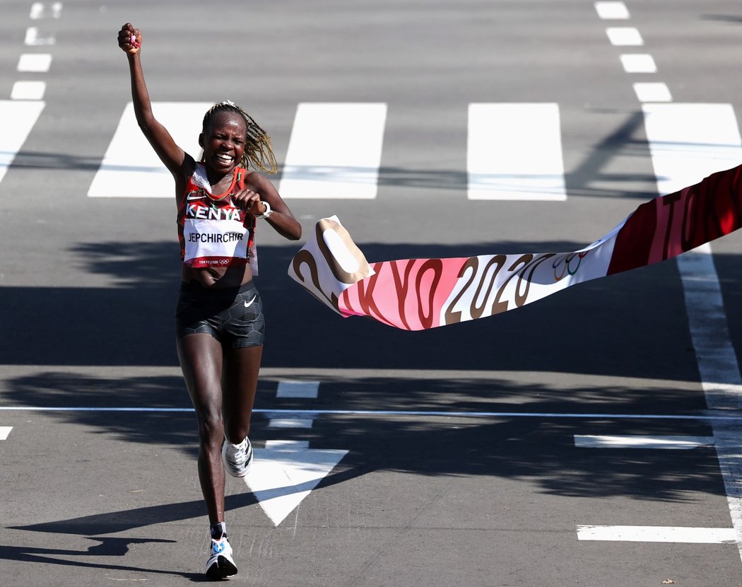 Keňská běžkyně Peres Jepchirchirová ovládla na olympiádě v Japonsku ženský maraton