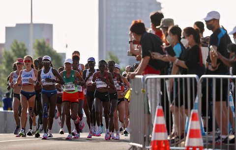 Ženský maraton odstartoval v 6 hodin ráno japonského času, i tak si na trasu našlo cestu několik diváků