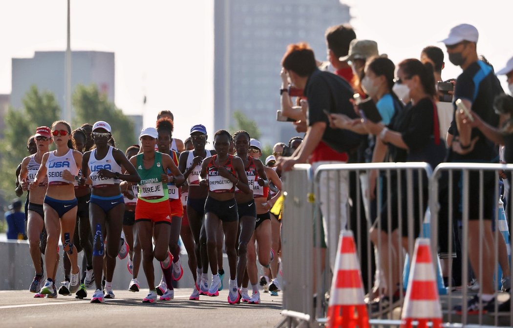 Ženský maraton odstartoval v 6 hodin ráno japonského času, i tak si na trasu našlo cestu několik diváků