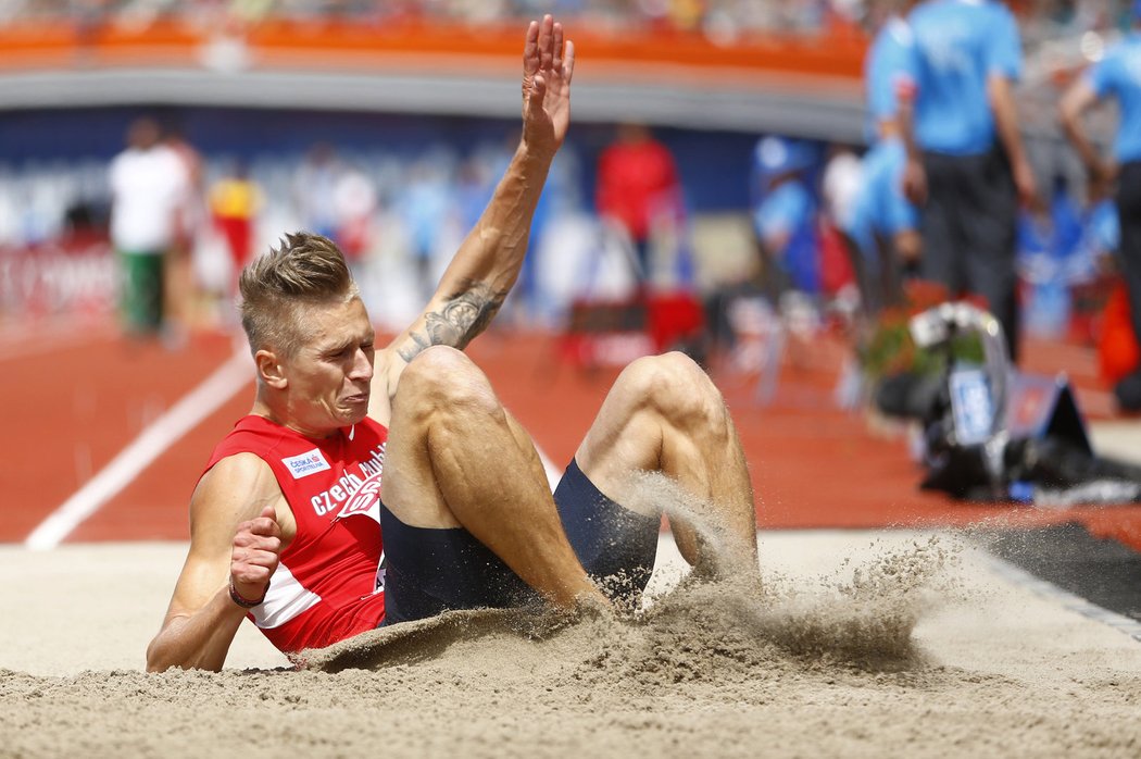 Český dálkař Radek Juška v akci na atletickém ME v Amsterdamu.