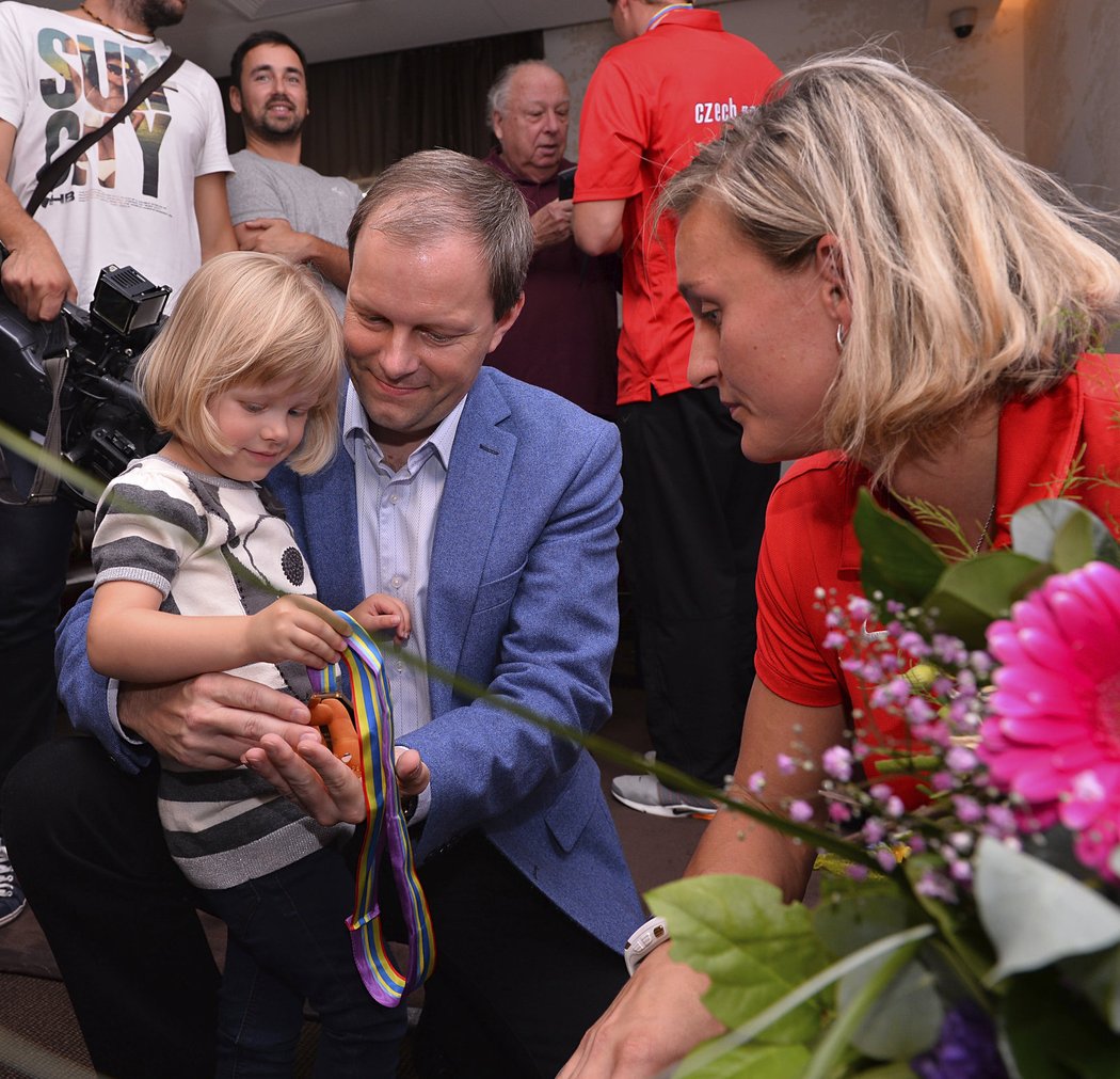 Špotáková půjčila svou medaili dceři ministra školství Marcela Chládka