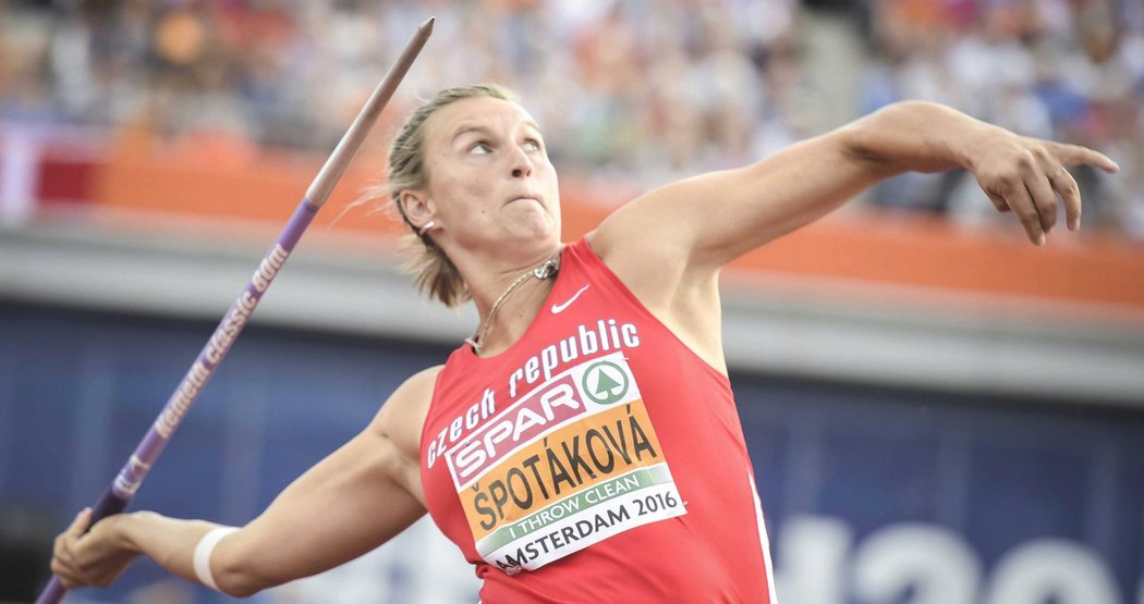 Světová rekordmanka v hodu oštěpem Barbora Špotáková skončila na mistrovství Evropy v Amsterdamu při obhajobě zlaté medaile pátá výkonem 62,66 metru.