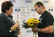 Bronzovému kladiváři Melichovi na letišti po příletu z Moskvy gratulovala i bývalá koulařka Helena Fibingerová