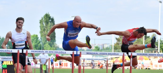 Petr Svoboda v závodě na 110 m překážek na Odložilově memoriálu na Julisce