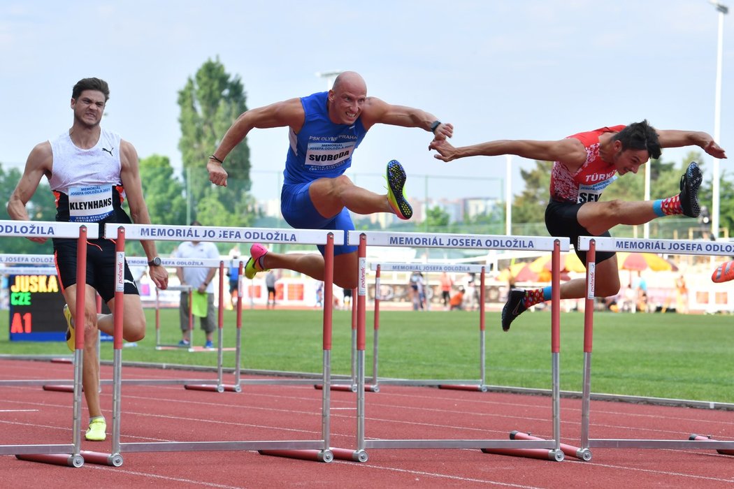 Petr Svoboda v závodě na 110 m překážek na Odložilově memoriálu na Julisce