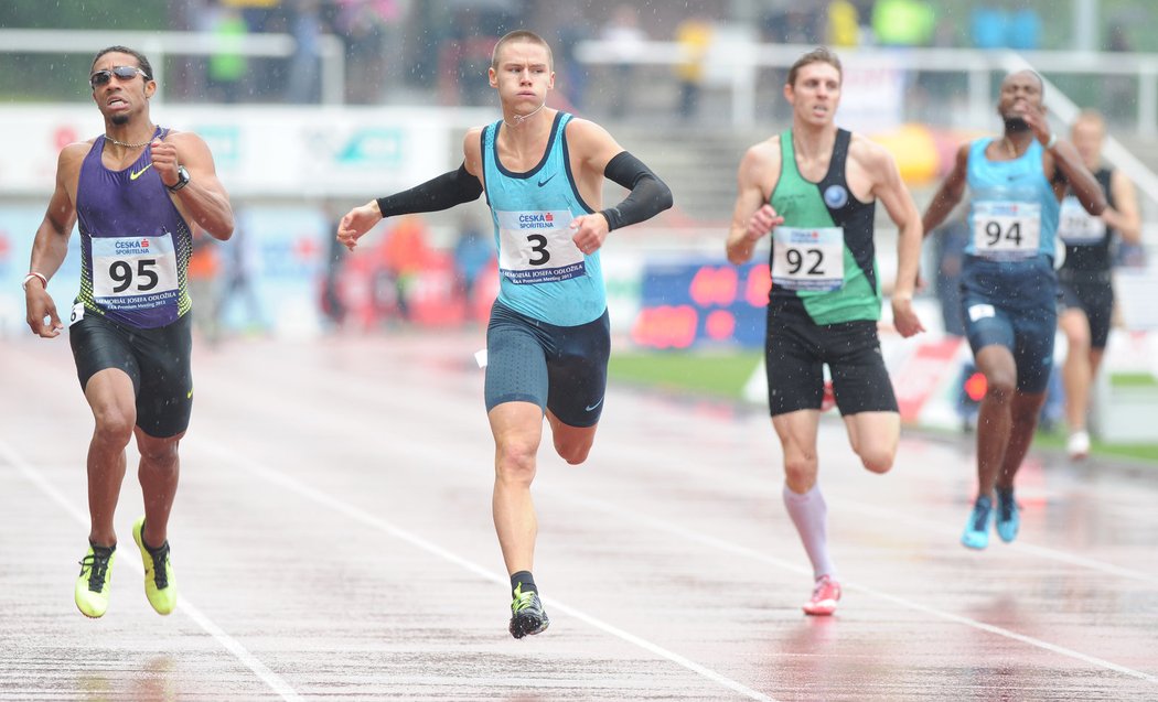 Pavel Maslák finišuje jako první v závodě na 400 metrů v rámci Memoriálu Josefa Odložila