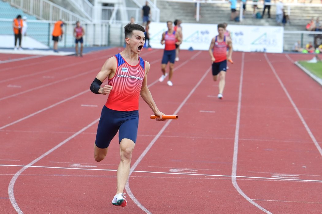 Štěpán Hampl finišuje štafetu na 4x100 metrů na Memoriálu Josefa Odložila