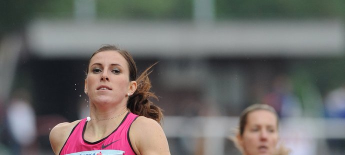 Zuzana Hejnová dobíhá jako první na 400 metrů překážek na Memoriálu Josefa Odložila, vpravo finišuje Denisa Rosolová
