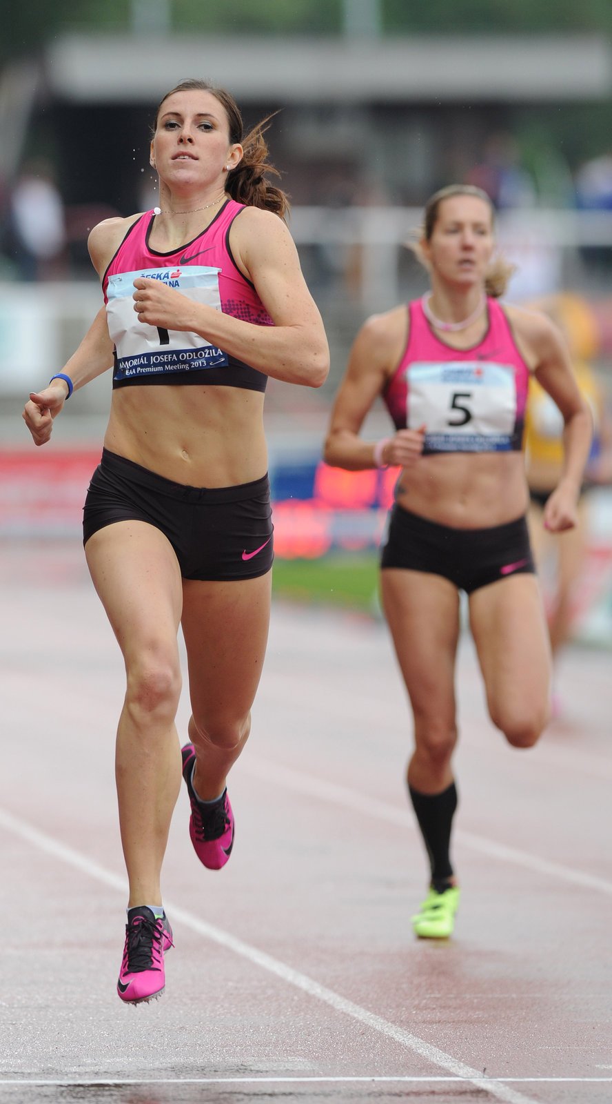 Zuzana Hejnová dobíhá jako první na 400 metrů překážek na Memoriálu Josefa Odložila, vpravo finišuje Denisa Rosolová