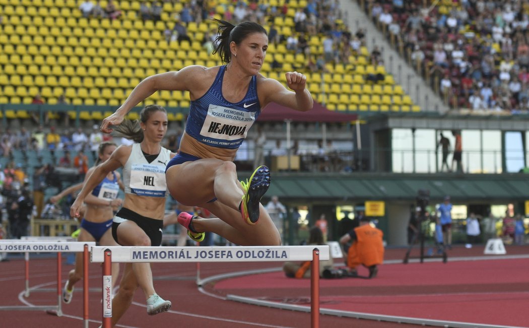 Zuzana Hejnová vítězí v závodu na 400 metrů překážek na Memoriálu Josefa Odložila