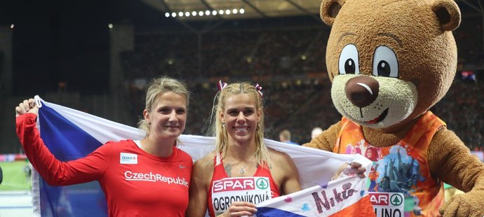 Nikola Ogrodníková si svou první velkou medaili užívala i s reprezentační kolegyní Irenou Šedivou a maskotem šampionátu