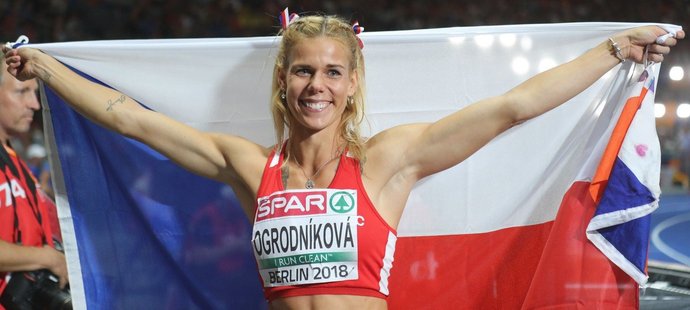Nikola Ogrodníková po zisku stříbrné medaile vůbec nevěděla, co má dělat s vlajkou