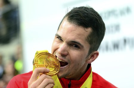 Jakub Holuša pózuje se svou zlatou medailí po triumfu na domácím HME v Praze